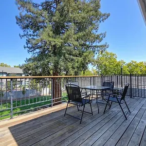  Apartment Comfortable 2br Spacious Deck! 7 Mins To Downtown And Midtown